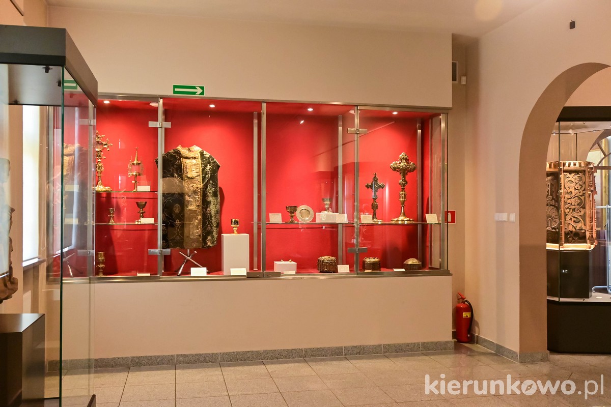 Muzeum archidiecezjalne w Gnieźnie skarbiec katedralny gniezno gabloty eksponaty skarby