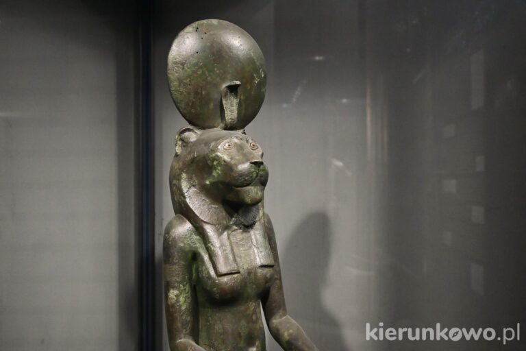 posąg starożytny egipt poznań muzeum
