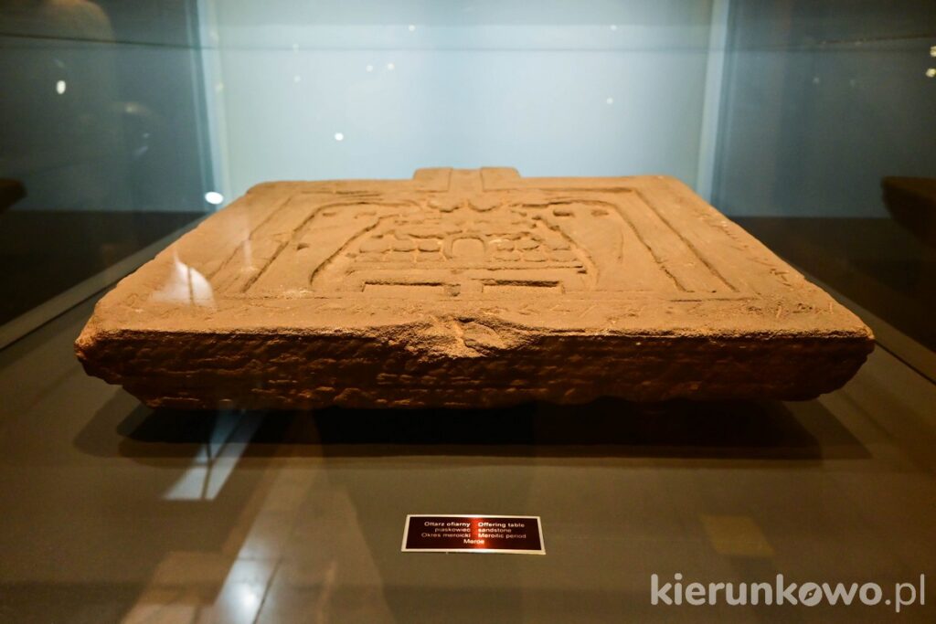 ołtarz z meroe eksponat muzeum poznań archeologia sudanu