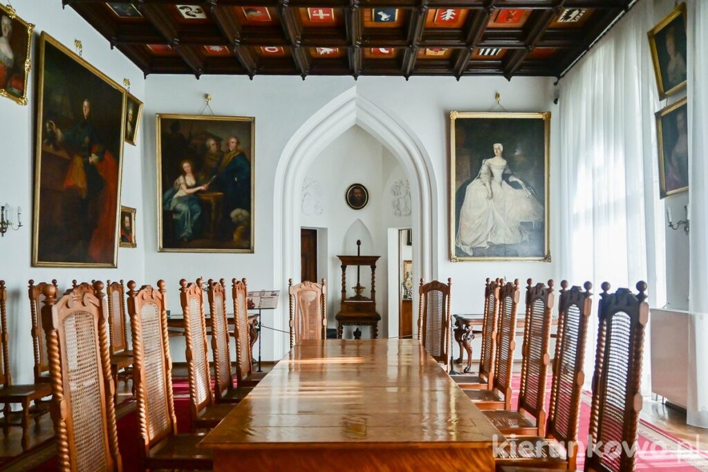 sala jadalna zamek w kórniku obraz biała dama stół krzesła