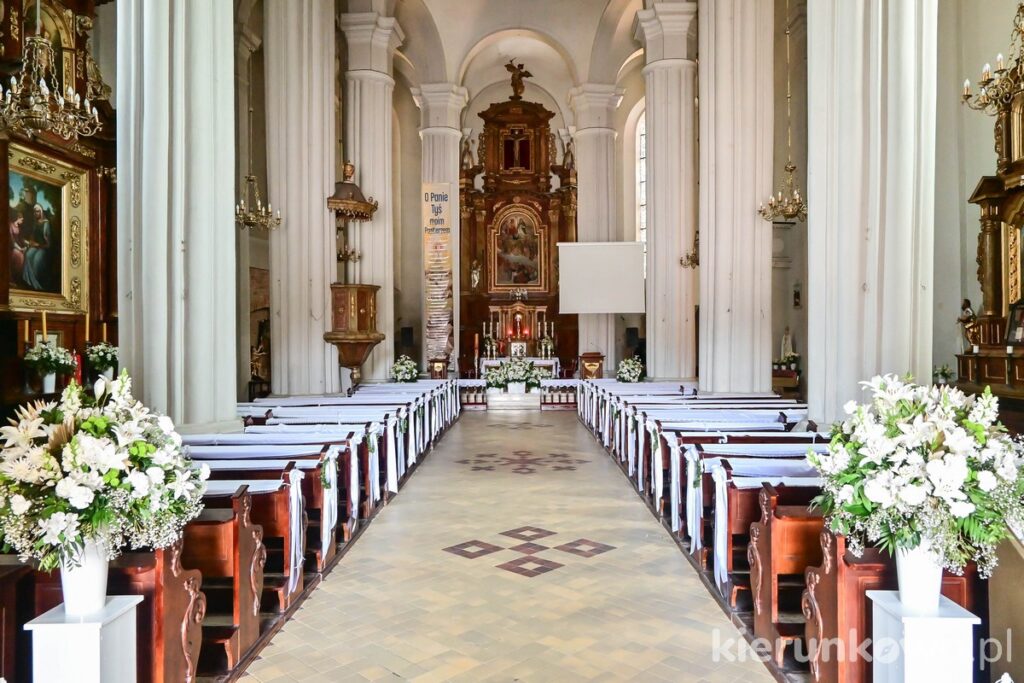 wnętrze kościoła wszystkich świętych w kórniku ołtarz główny nawa główna
