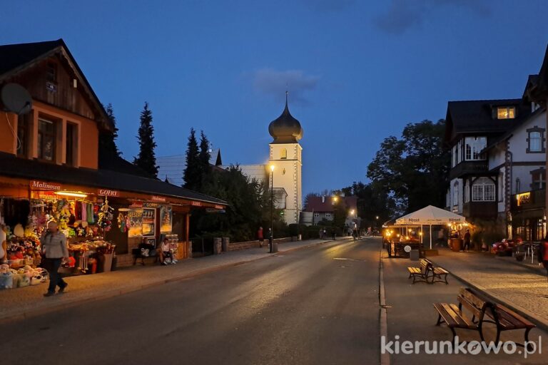 deptak w karpaczu nocą ulica konstytucji 3 maja