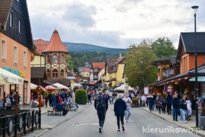 deptak w karpaczu główna ulica miasta ulica konstytucji 3 maja centrum miasta karkonosze atrakcje