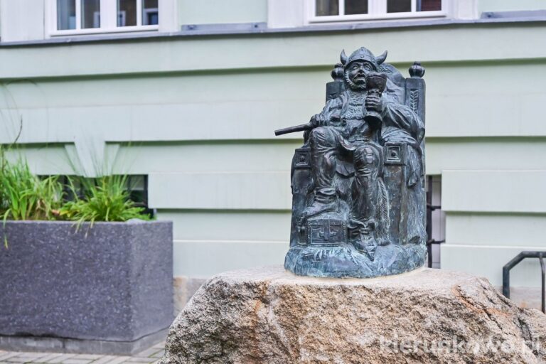 kowary atrakcje herszt zbójów rzeźba przed ratuszem atrakcje turystyczne