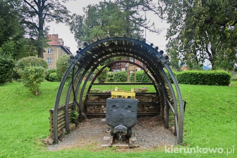 skansen górniczy w kowarach wózek obudowa szybu górniczego