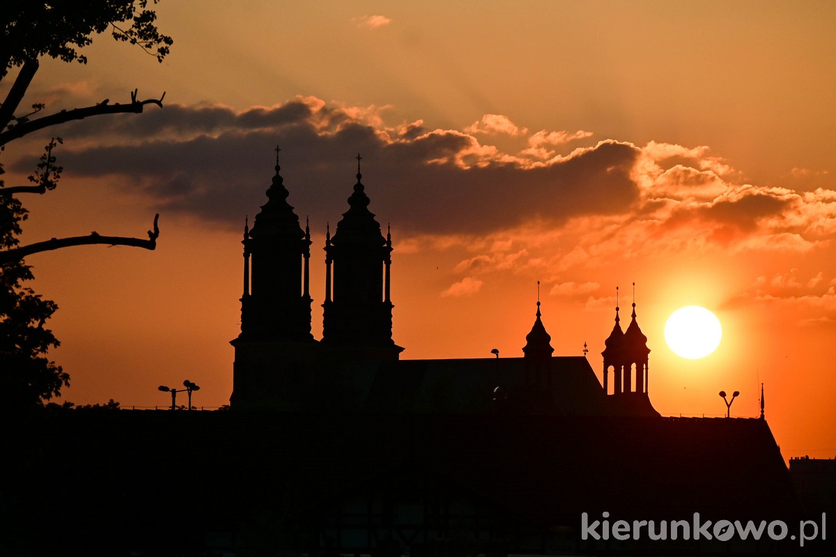 poznań zachód słońca nad katedra poznańską co warto zobaczyć w poznaniu