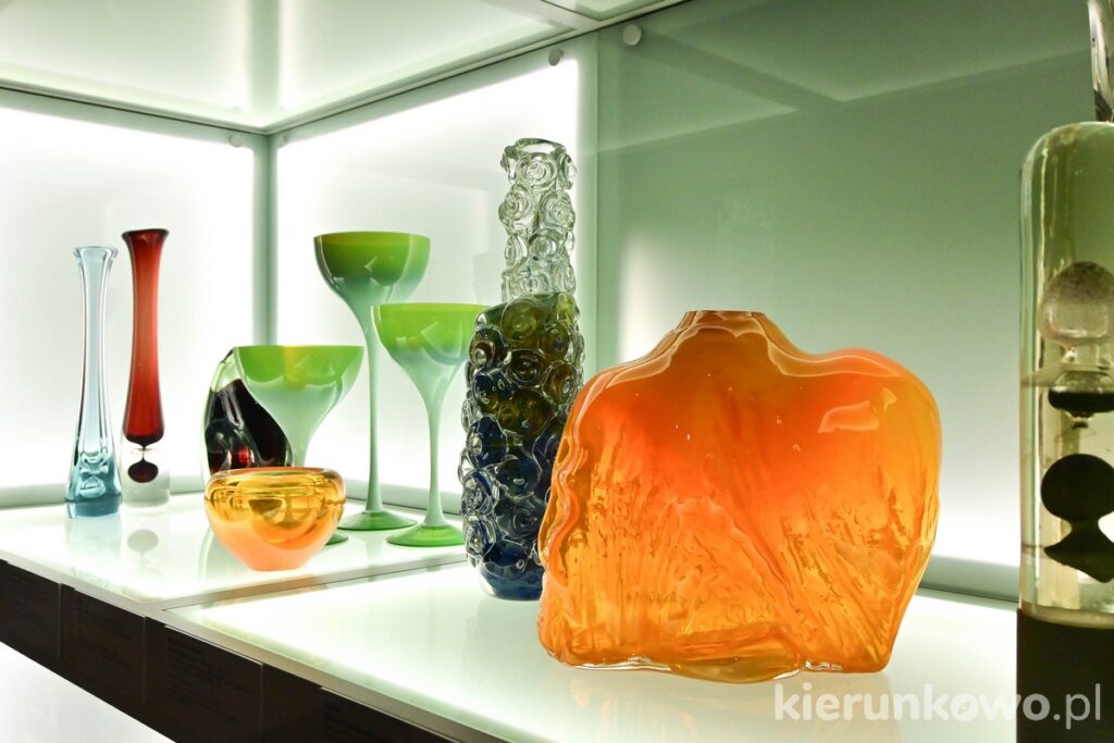 kolorowe naczynia ze szkła muzeum sztuk użytkowych w poznaniu ekspozycja