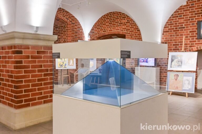 hologram sala przemysła ii zamek królewski w poznaniu zamek gargamela