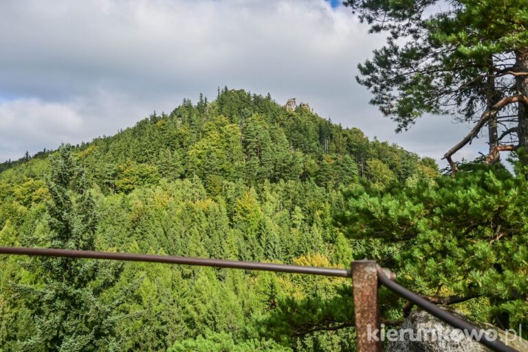 widok na sokolik duży z husyckich skał w rudawach janowickich