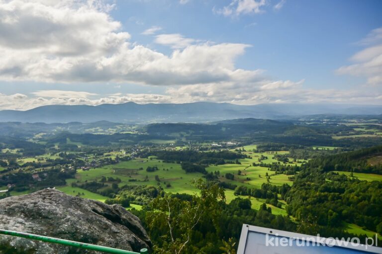 Góry Sokole widok z krzyżnej góry na karkonosze w oddali śniezka