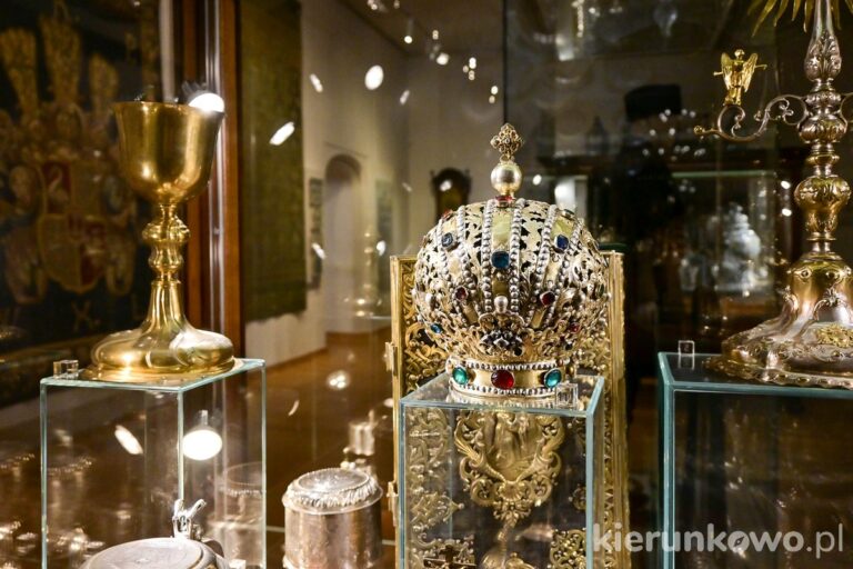 złote przedmioty ozdoby naczynia sztuka użytkowa poznań wystawa