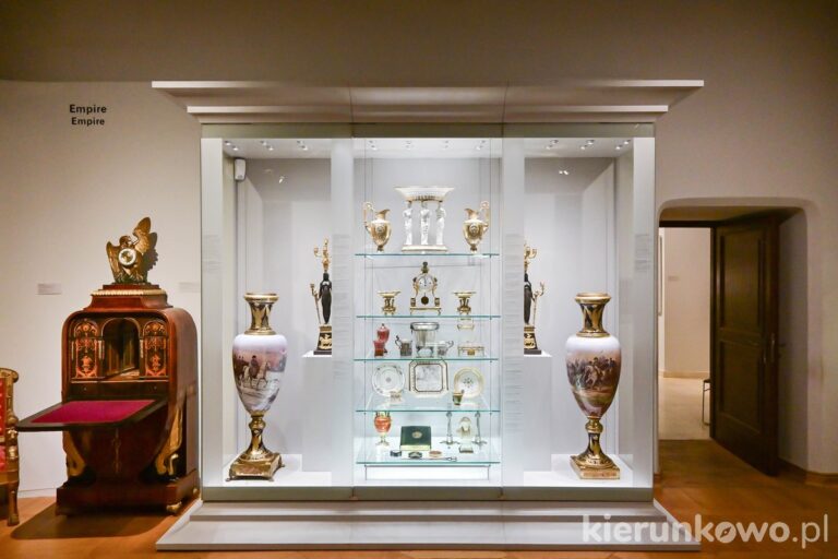 naczynia ozdobne gablota sztuka użytkowa poznań muzeum