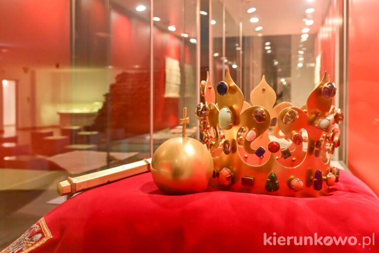 muzeum początków państwa polskiego w gnieźnie insygnia królewskie korona jabłko berło