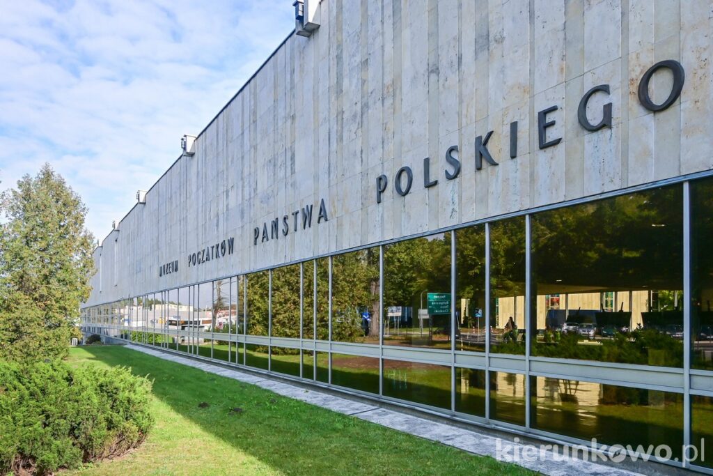 muzeum początków państwa polskiego w gnieźnie napis na elewacji gniezno atrakcje
