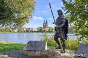 gniezno atrakcje trakt królewski w gnieźnie rzeźba lecha widok na katedrę gdzie na majówkę pomysł na majówkę wielkopolska atrakcje