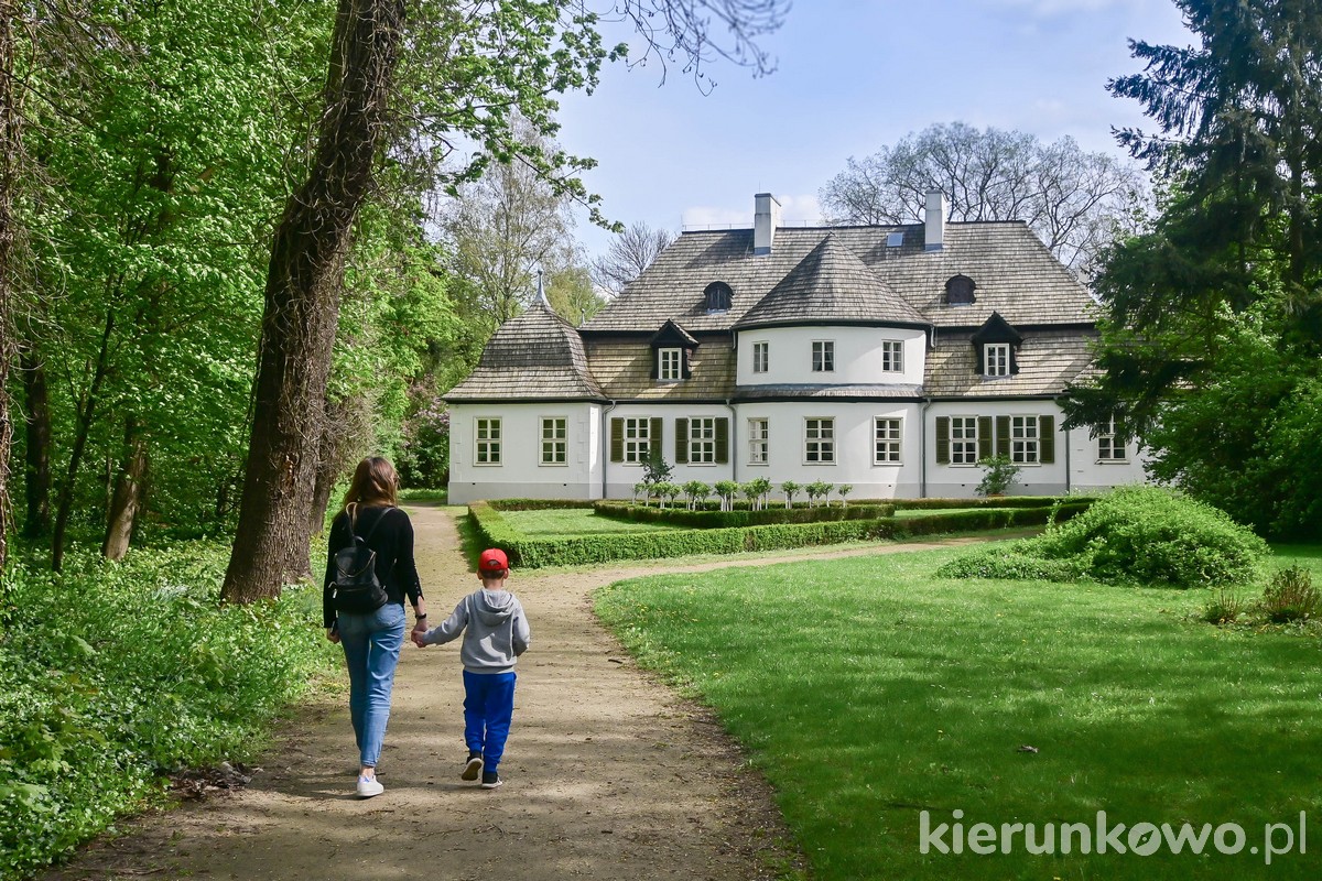 dwór w koszutach tył elewacja park pałacowy spacerowicze