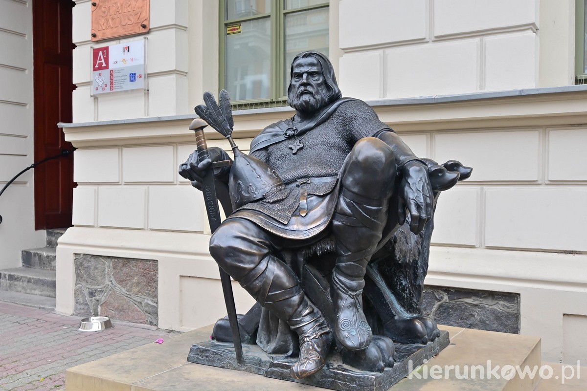 trakt królewski w gnieźnie pomnik bolesława chrobrego pod starym ratuszem