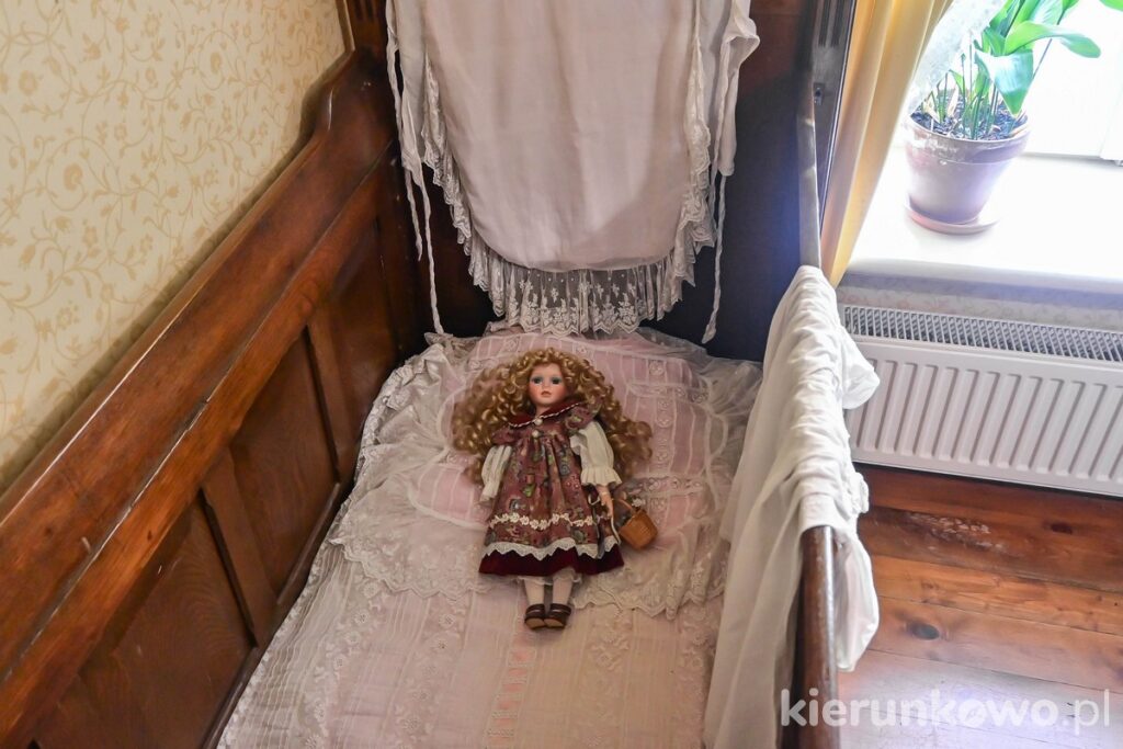 muzeum ziemi średzkiej koszuty pokój dziecięcy lalka