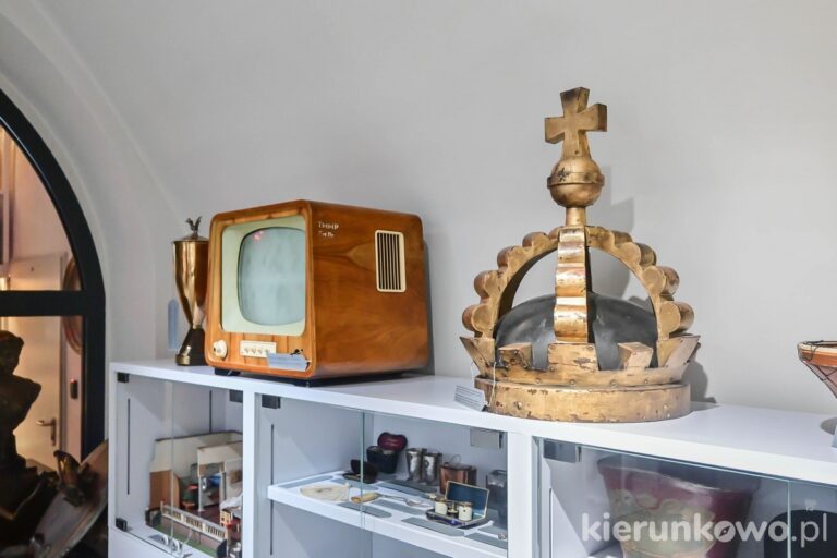 ratusz muzeum poznania dawna korona orła z ratusza telewizor mały stary