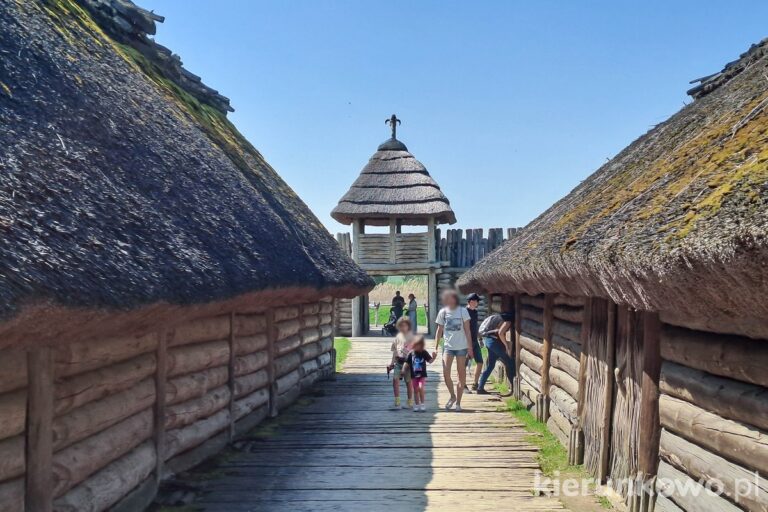ulica pomiędzy domami biskupin muzeum archeologiczne w biskupinie osada łużycka