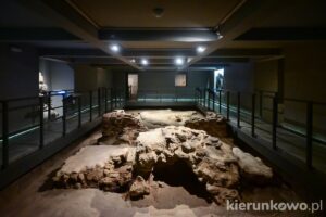 podziemia poznańskiej katedry relikty dawnej świątyni preromoańskiej romańskiej grobowce monarsze poznań krypty