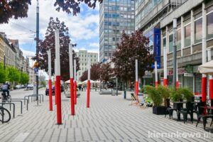 kolorowe latarnie biało-czerwone ulica święty marcin w Poznaniu