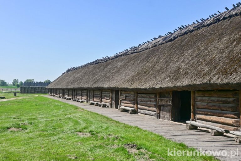 rekonstrukcja osady łużyckiej w biskupinie