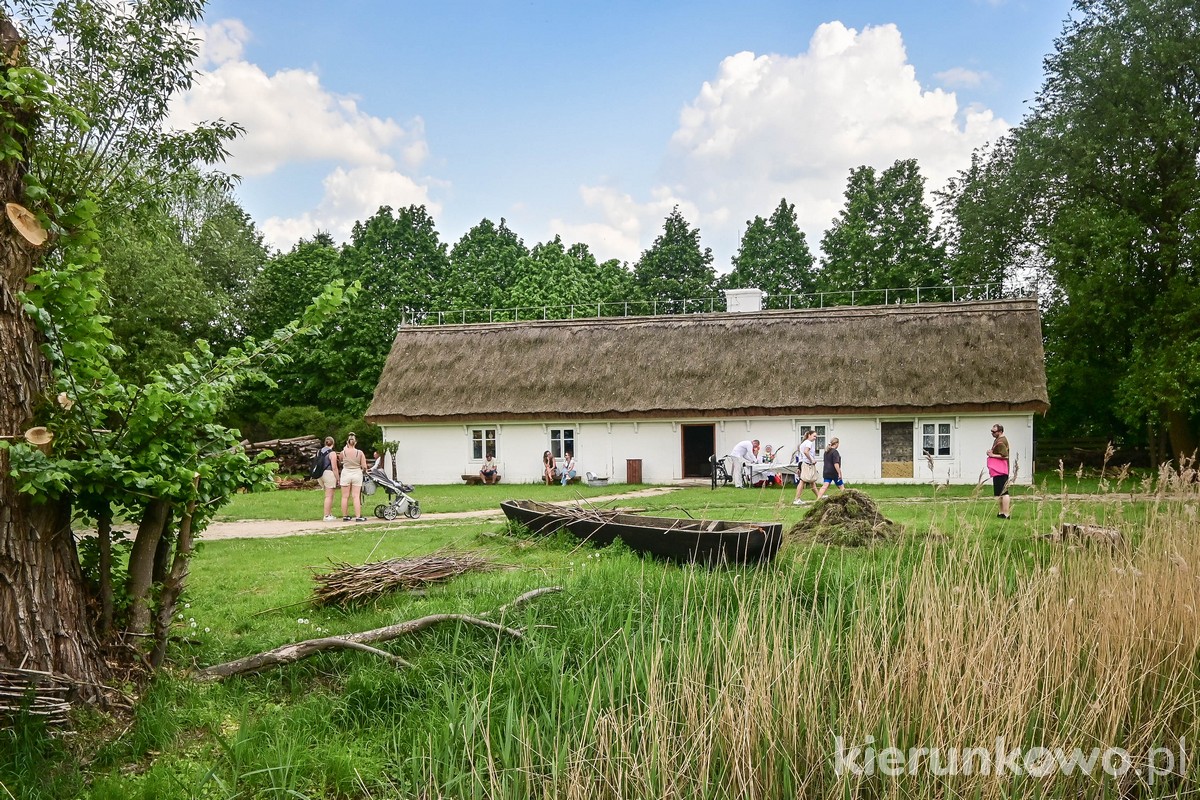 zawodzie w kaliszu rezerwat archeologiczny w kaliszu biała chata wystawa etnograficzna zabytkowa chata ze starego miasta w kaliszu łódź dłubanka