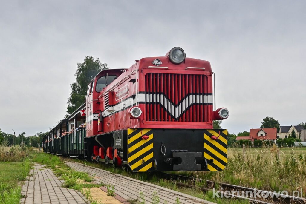 żninska kolej wąskotorowa czerwona lokomotywa spalinowa