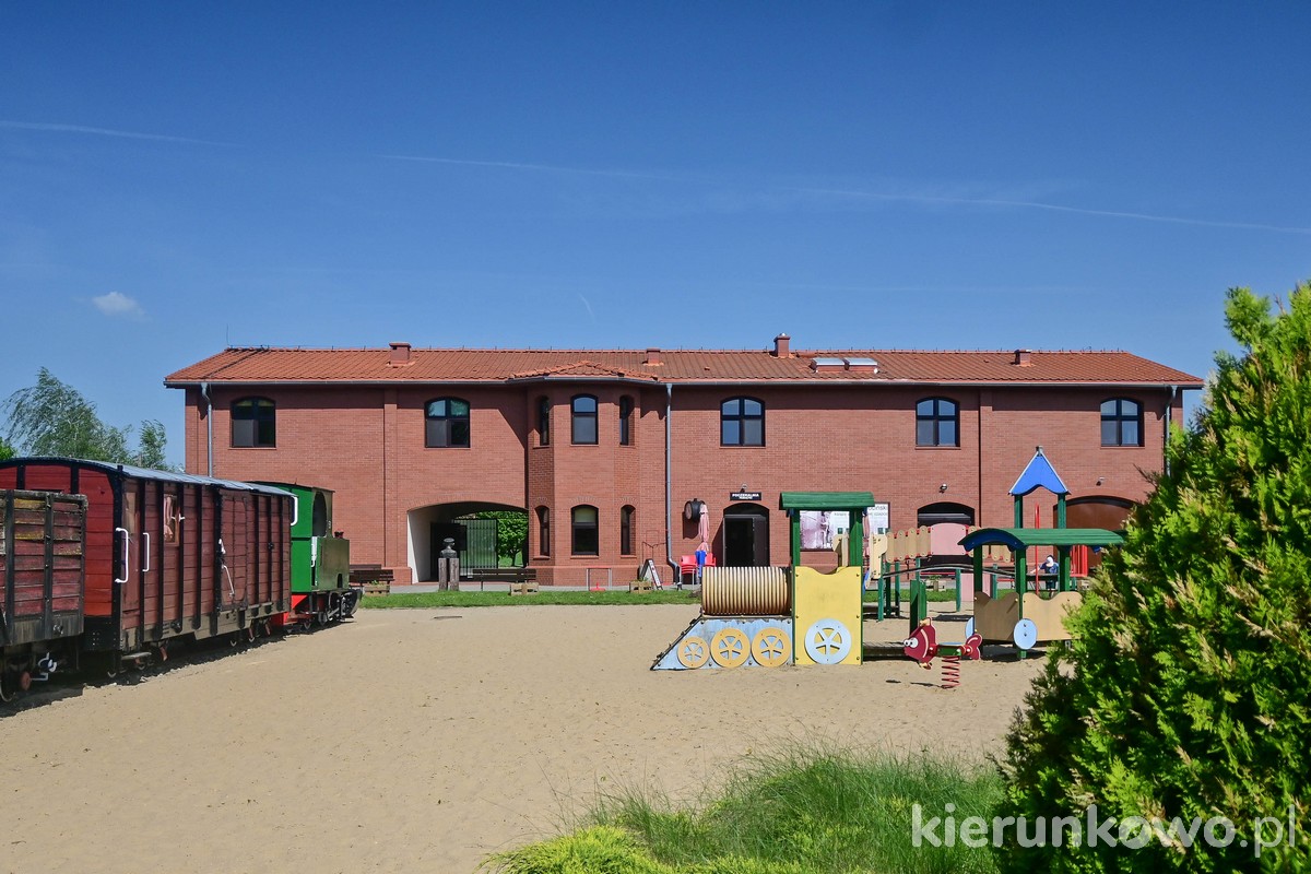 Muzeum Kolei Wąskotorowej w Wenecji plac zabaw dla dzieci budynek główny