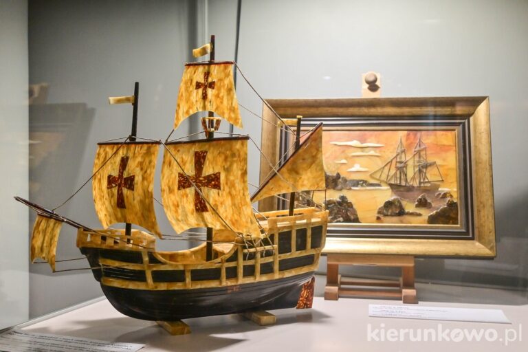 muzeum bursztynu w łebie statek żaglowiec wykonany z bursztynu bałtyckiego