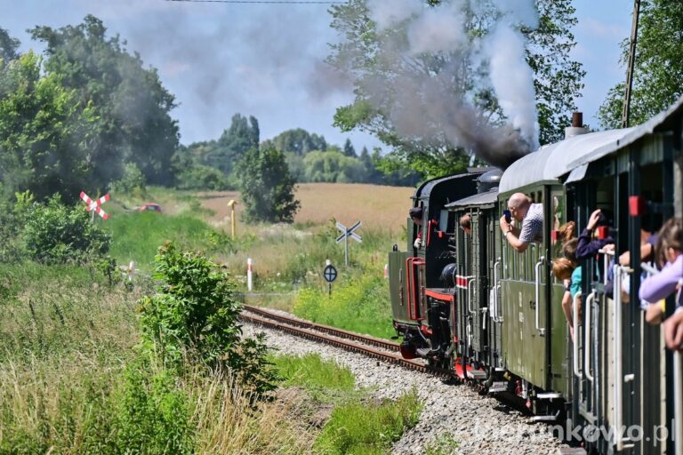 średzka kolej powiatowa kole wąskotorowa w Środzie Wielkopolskiej średzka wąskotorówka parowóz pod parą i dymem