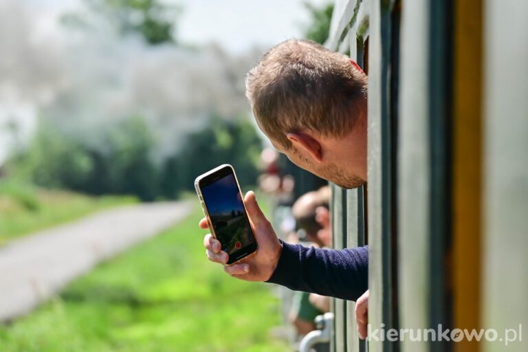 wychylająca się osoba z okna pociągu