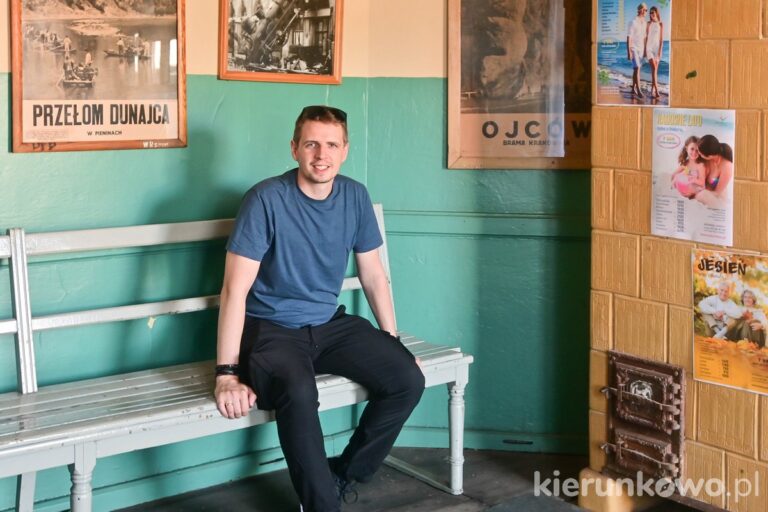 Marcin krawczyk bloger mikropodróżnik stacja kolejowa dworzec Zaniemyśl