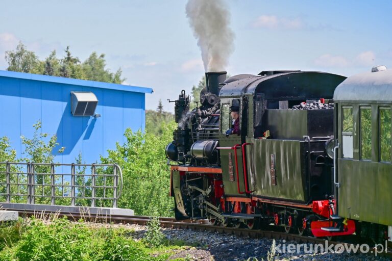 średzka wąskotorówka na trasie parowóz lokomotywa parowa Px48