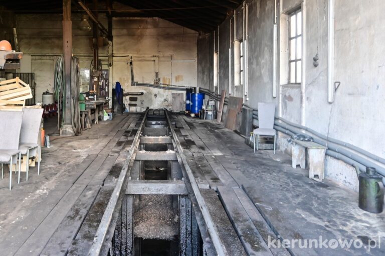 garaż parowozownia średzka wąskotorówka