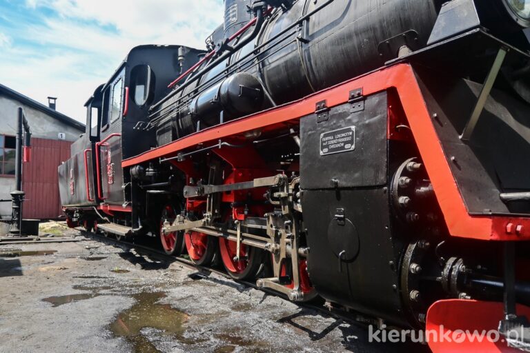 parowóz px48 w parowozowni w środzie wielkopolskiej