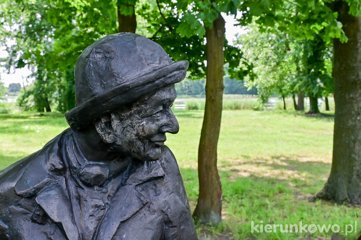 ławeczka szymborskiej w kórniku wisława szymborska prowent w kórniku