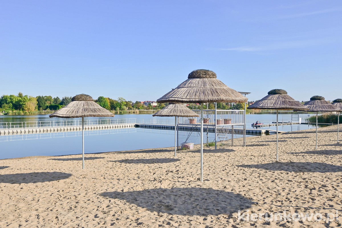 plaża w kórniku jezioro kórnickie parasole z trzciny