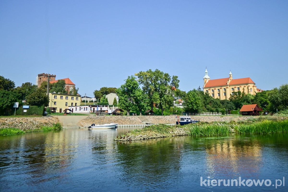 katamaran na warcie marina w pyzdrach widok z rzeki