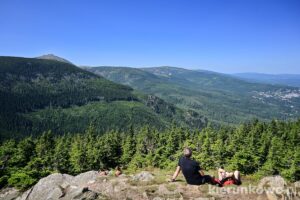 skalny stół w karkonoszach trasa szlak dojście na szczyt widok na karkonosze turysta siedzący na skałach polska zachodnia atrakcje