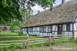skansen w klukach muzeum wsi słowińskiej w klukach chałupa szachulcowa