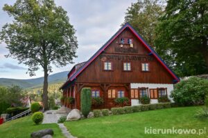 Muzeum sportu i turystyki w karpaczu drewniana chałupa karkonoska