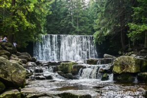 dziki wodospad w karpaczu na łomnicy karkonosze