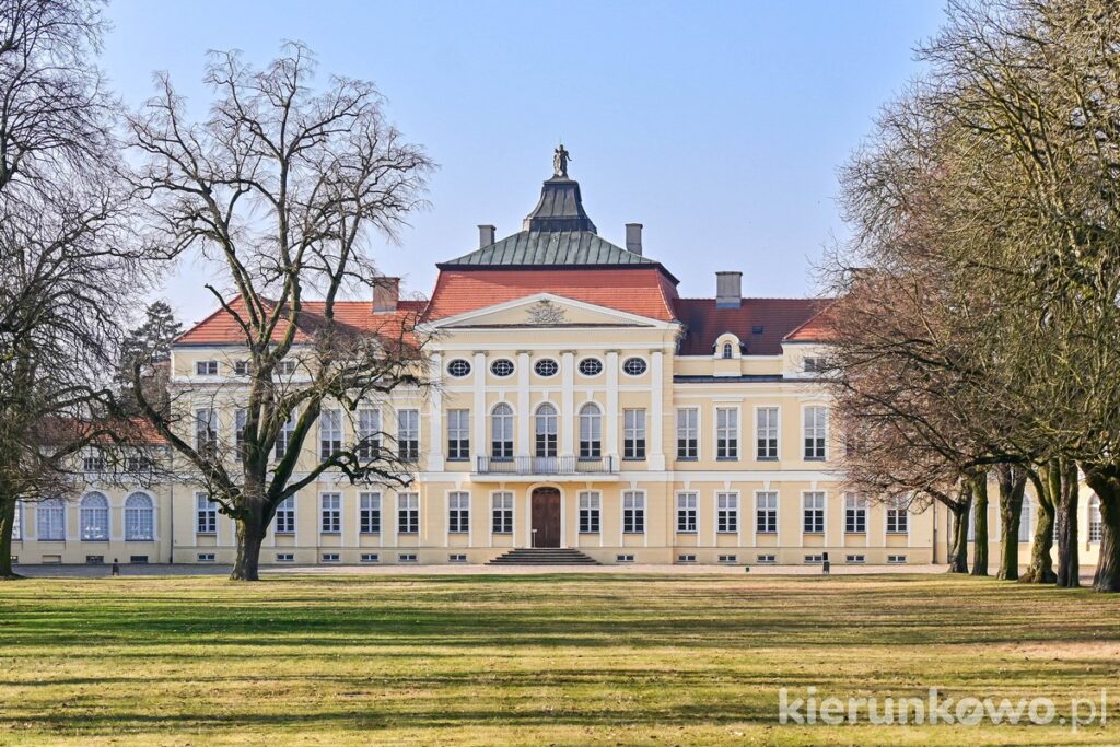 pałac rogalin widok z dziedzińca Zespół pałacowo-parkowy w Rogalinie (obecnie oddział Muzeum Narodowego w Poznaniu)