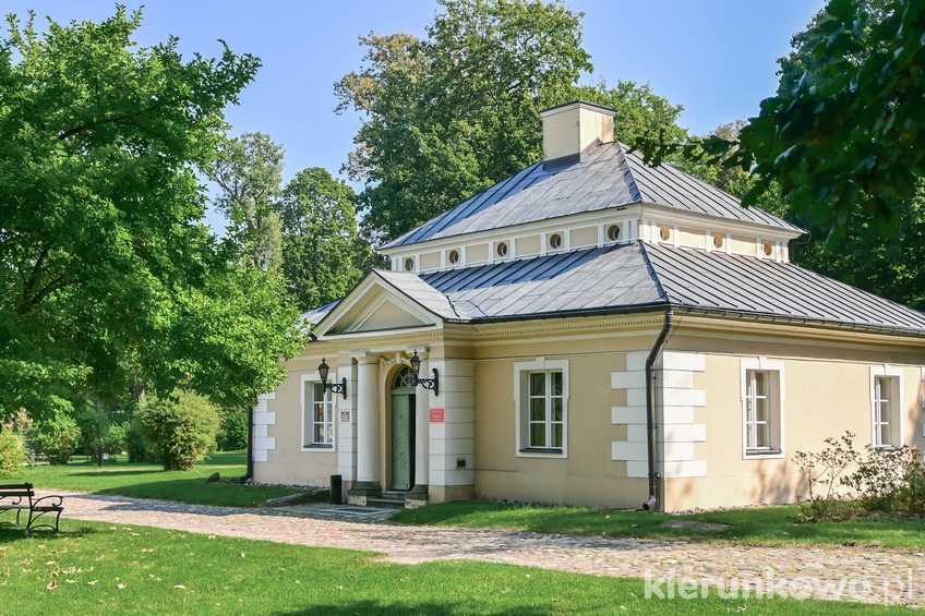 Oficyna (obecnie Biblioteka Naukowa i Dział Historyczny Muzeum Ziemiaństwa w Dobrzycy)