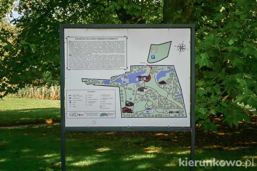 Tablica informacyjna i mapa zespołu pałacowo-parkowego