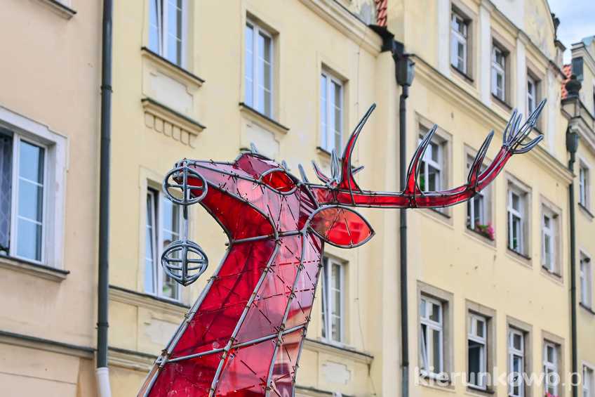 Rzeźba jelenia na jeleniogórskim Placu Ratuszowym