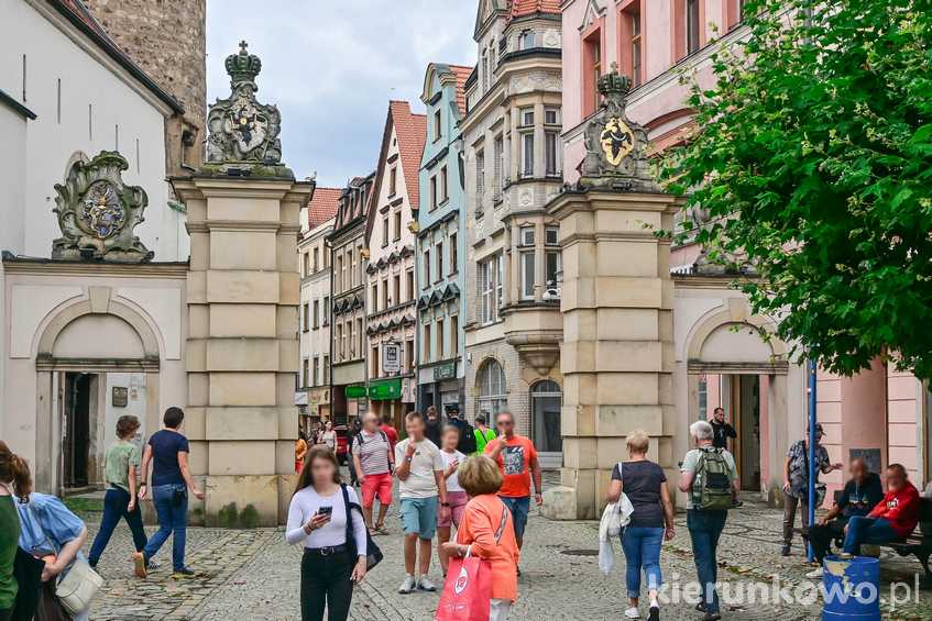 Brama Wojanowska na jeleniogórskim deptaku jelenia góra atrakcje