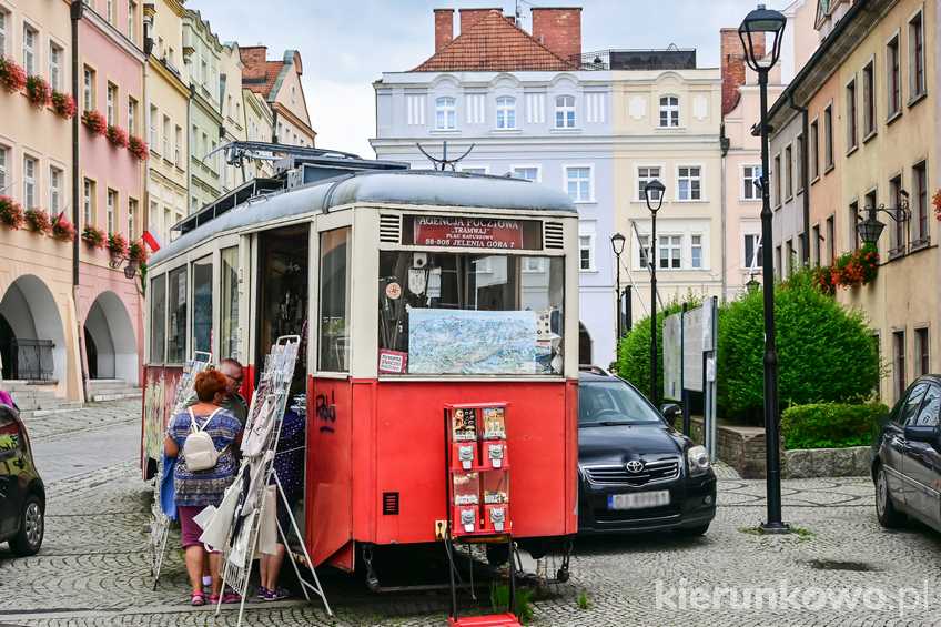 Zabytkowy tramwaj pod jeleniogórskim ratuszem (w środku sklepik z pamiątkami i agencja pocztowa jelenia góra atrakcje